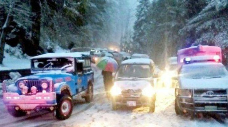 Неожиданный снегопад парализовал Пакистан 
