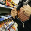 Семга в штанах и кофе в рукавах: как воруют в супермаркетах Украины