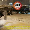 В Киеве грузовик с кирпичами заблокировал проспект