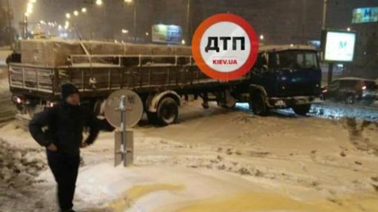 В Киеве грузовик с кирпичами заблокировал дорогу