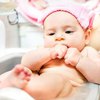 Стоит ли закалять новорожденных детей: ответ врача 