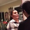 Девушка подарила маме зеркало, в котором отразился другой подарок (видео) 