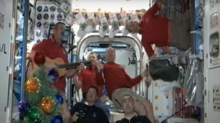У астронавтов сложилась особая традиция отмечать праздники в невесомости