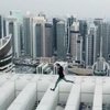 Парень выполнил смертельно опасный трюк на крыше небоскреба (видео)