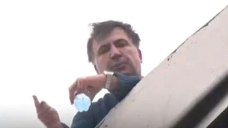 Фото: Скриншот. Михаил Саакашвили пытался скрыться на крыше дома