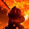 В центре Киева масштабный пожар: горит отселенный дом (видео)