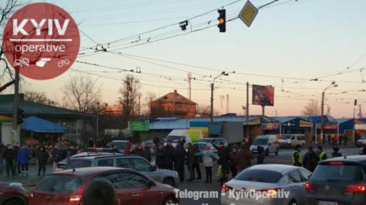 В Киеве люди перекрыли дорогу