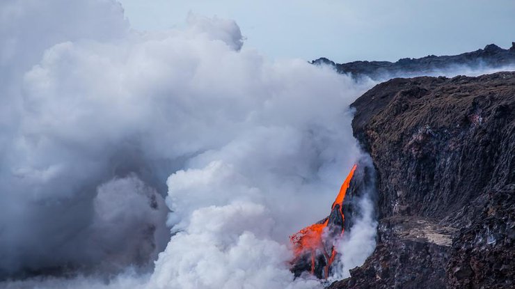 На Гавайях вулкан вскипятил океанский прибой