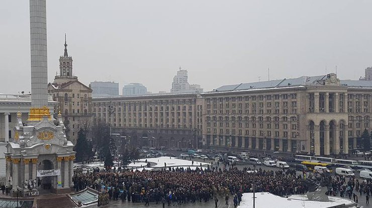 На Майдане Независимости проходит церемония прощания с украинскими военными. Фото: Борислав Береза