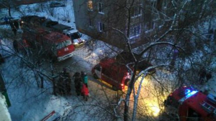 В Черкассах женщина бросила троих детей в запертой квартире