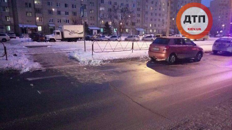 В Киеве на переходе машина сбила двух детей