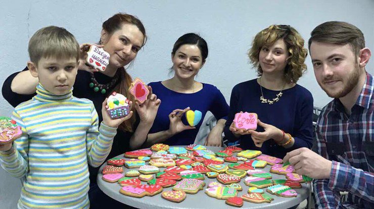 День Святого Валентина: "Подробности" испекли сотни сладких валентинок защитникам Украины 