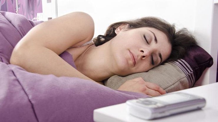 Ученые советуют держать телефон подальше от кровати