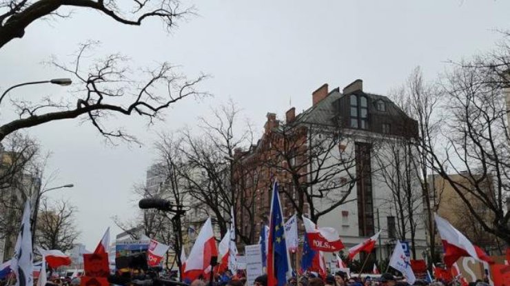 В Варшаве проходят массовые митинги против расширения границ