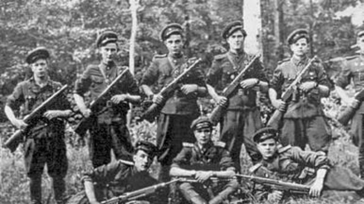Группа службы безопасности ОУН «Довбуша» в советской военной форме. 1947 г. / Фото: Из открытых источников