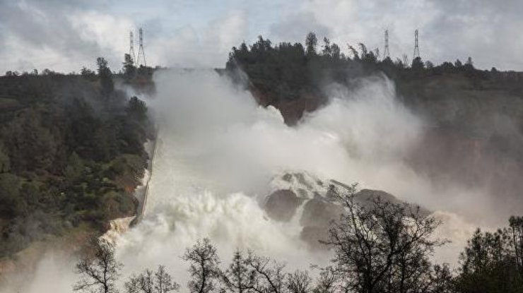 В Калифорнии эвакуированные из-за прорыва плотины жители возвращаются домой