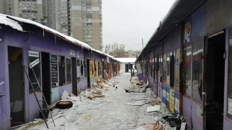 В Киеве у метро снесли рынок