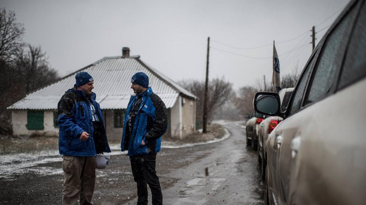 На блокпосте вооруженные члены "ДНР" не пропустили ОБСЕ / Фото: Из открытых источников