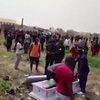 На похоронах покойника забрали в качестве залога (видео)