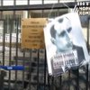 В Киеве на забор посольства Польши повесили портрет Бандеры