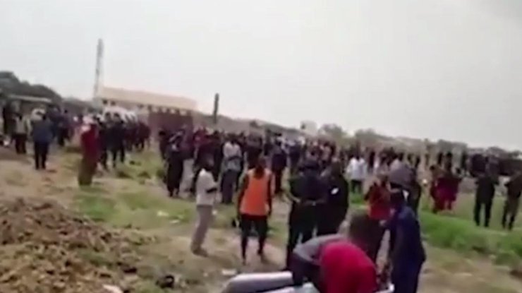 Сотрудники похоронного бюро в Гане забрали тело мужчины / Фото: кадр из видео 