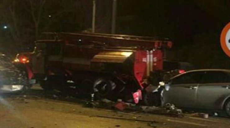 В Киеве легковушка врезалась в пожарный автомобиль, есть пострадавшие 