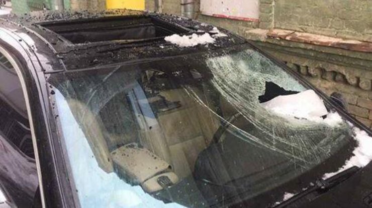 В Киеве на припаркованную иномарку упала глыба льда. Фото из Facebook