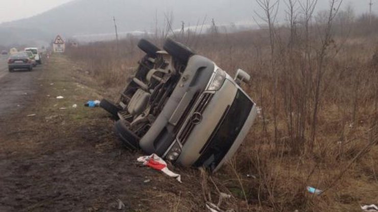 Автобус с пассажирами подрезал неизвестный автомобиль, а потом - скрылся с места ДТП / Фото: zk.npu.gov.ua