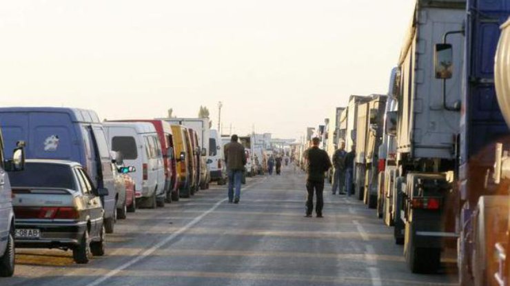 На Донбассе на линии разграничения в пробке застряли почти 700 авто