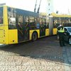 В Киеве пассажиры троллейбуса расправились с "героем парковки" (фото) 