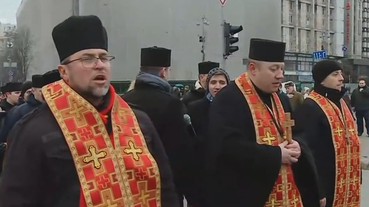 Годовщина Майдана: на аллее Небесной сотни начался молебен 