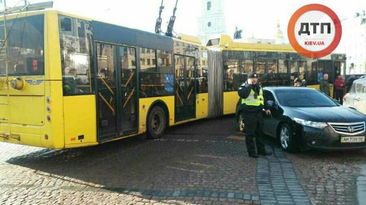 В Киеве пассажиры троллейбуса расправились с "героем парковки"