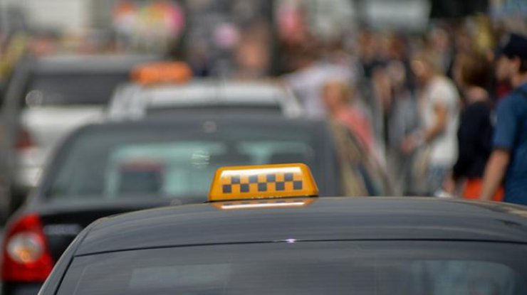 В Одессе вооруженный пассажир отобрал у таксиста авто 