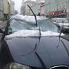 В Харькове ледяная глыба обрушилась на автомобиль с женщиной (фото)