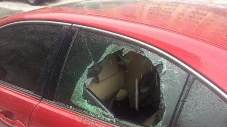 В Киеве в припаркованных авто разбивают стекла