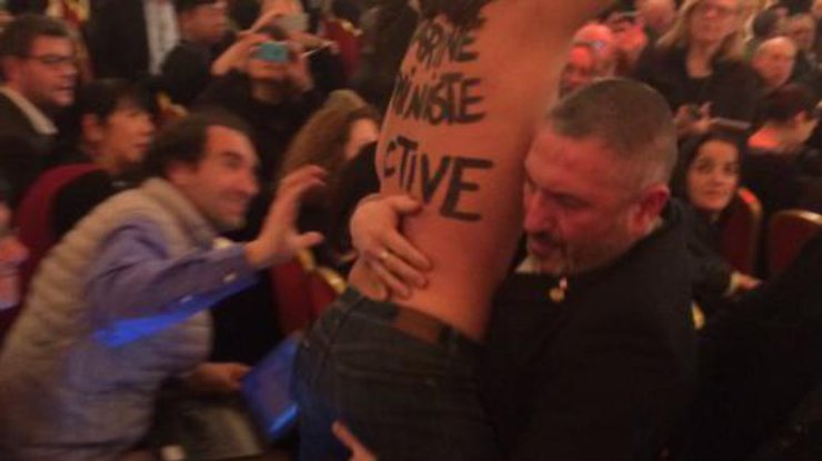 Полуобнаженная активистка Femen пыталась сорвать выступление Ле Пен 