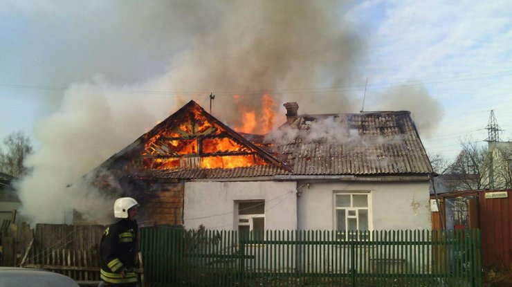 В Авдеевке из-за обстрела боевиком загорелся жилой дом
