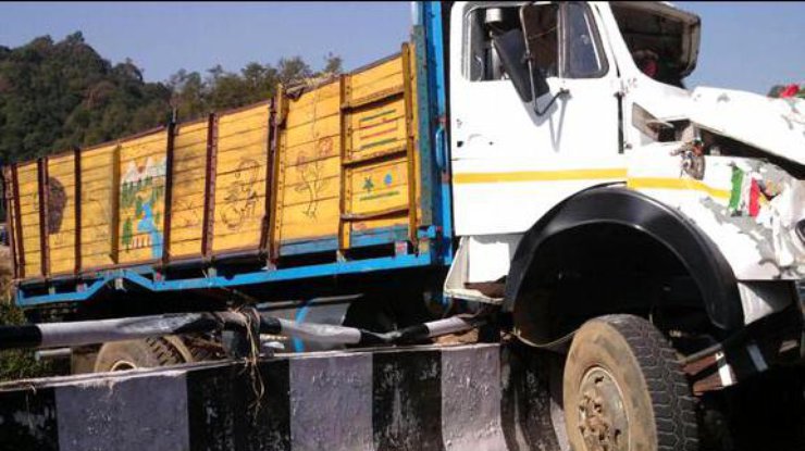 В Индии перевернулся грузовик с пассажирами