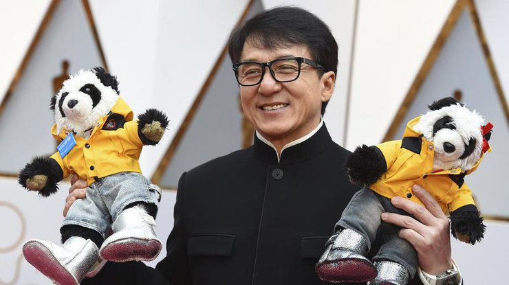 На церемонии вручения "Оскара" Джеки Чан пришел с игрушечными пандами