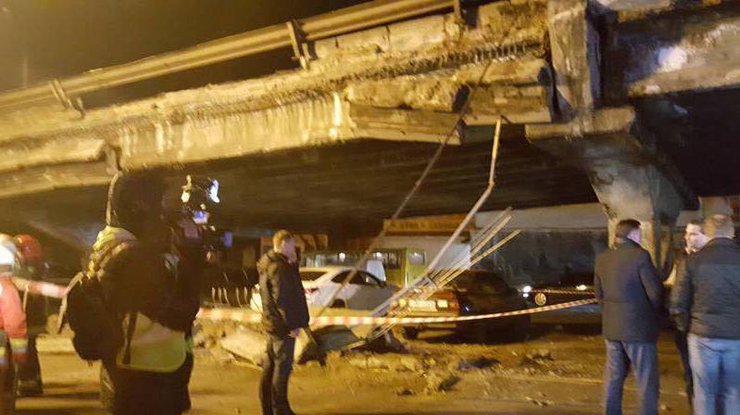 В Киеве спасатели ликвидируют повреждение Шулявского моста