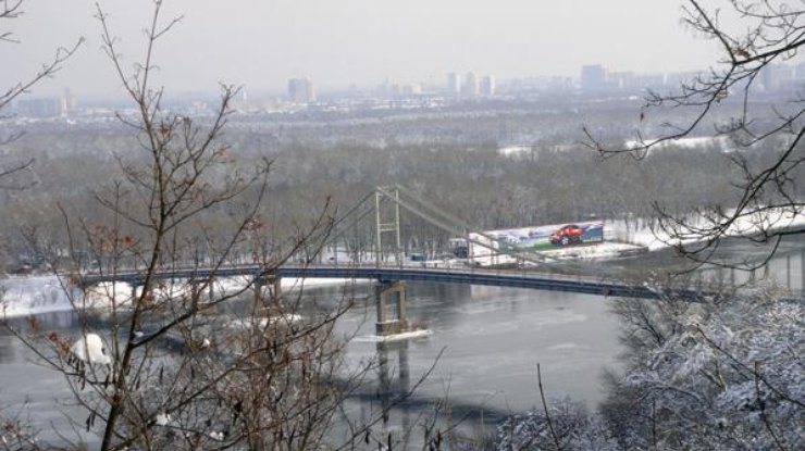 В Киеве парень упал с пешеходного моста