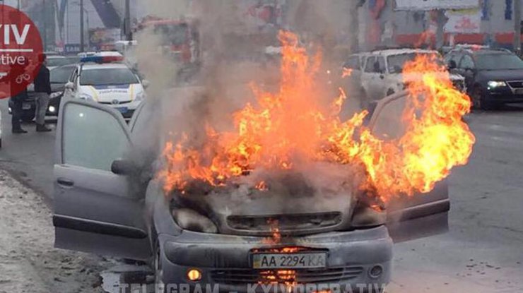 В Киеве внезапно внезапно загорелся автомобиль