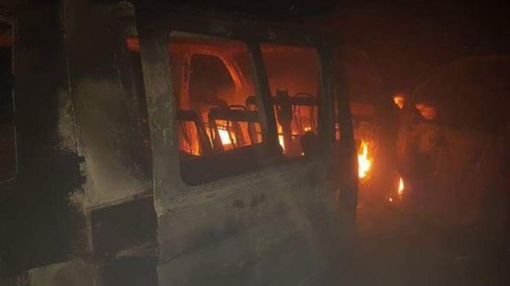 Во Львовской области дотла сгорел микроавтобус. Фото: Варта 1