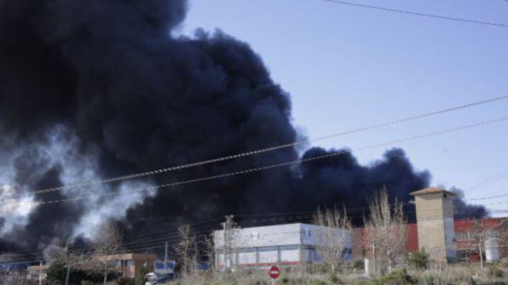 В Испании взорвался химический завод. Фото: ABC