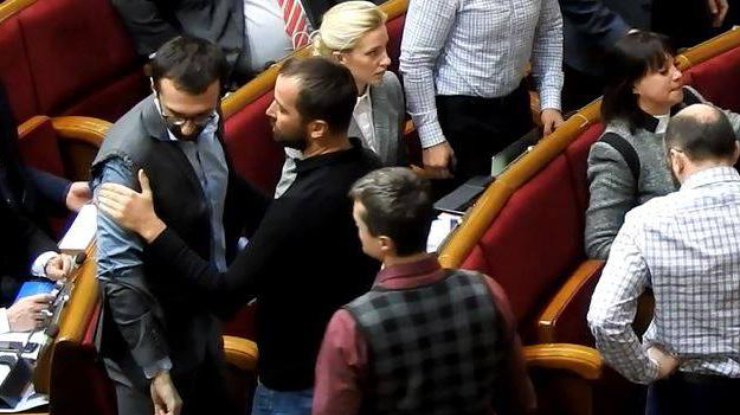 Драка в парламенте: Лещенко порвали пиджак