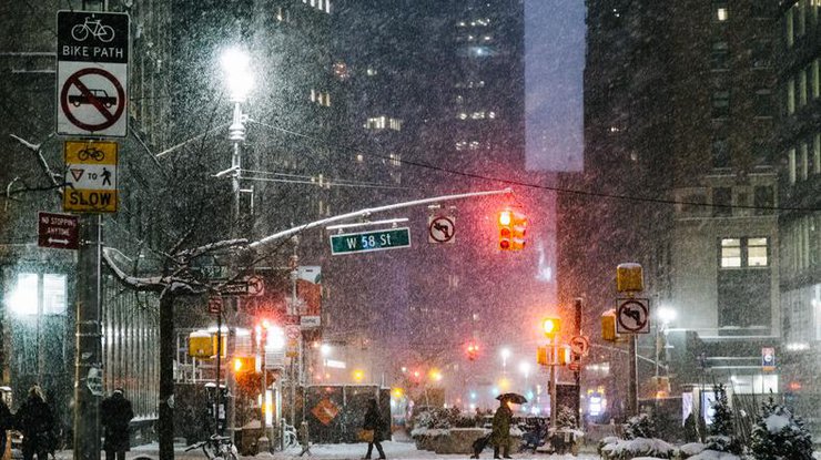 Нью-Йорк засыпало снегом (фото)