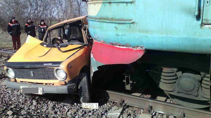 Страшная авария в Запорожской области: автомобиль столкнулся с поездом