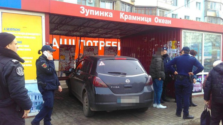 В Одессе иномарка въехала в остановку