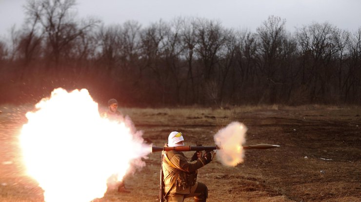 На Донбассе боевики открыли огонь из гранатометов
