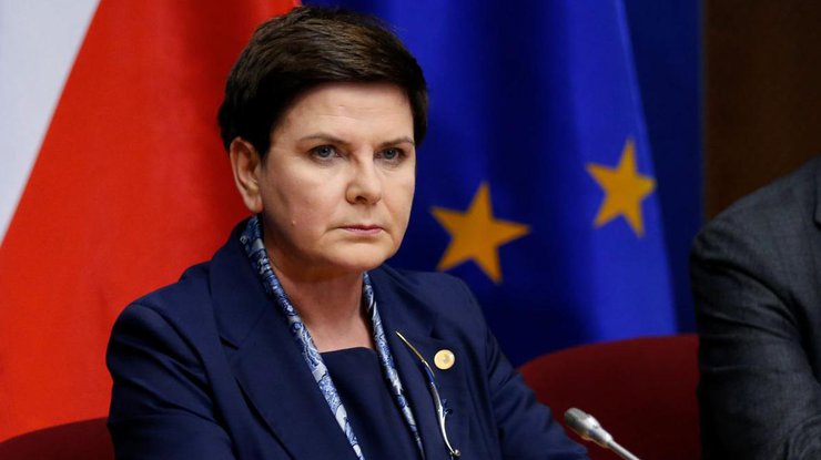 Премьер Польши обвинила президента Франции в шантаже